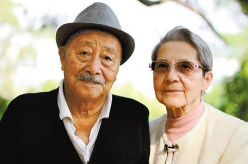 Người phụ nữ chờ đợi mối tình đầu suốt 55 năm, kết hôn ở tuổi 80