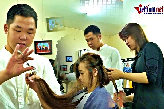 Thầy giáo khiếm thính nuôi những 'ước mơ không lời'