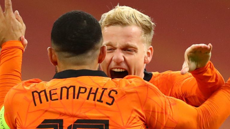 Van de Vaart chế nhạo MU, bức xúc thay Van de Beek