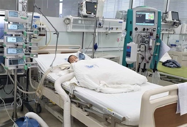 Bé trai 3 tuổi nguy kịch do biến chứng tay chân miệng nặng