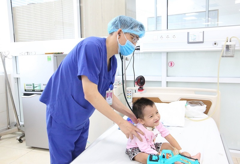 Bé trai 3 tuổi nguy kịch do biến chứng tay chân miệng nặng