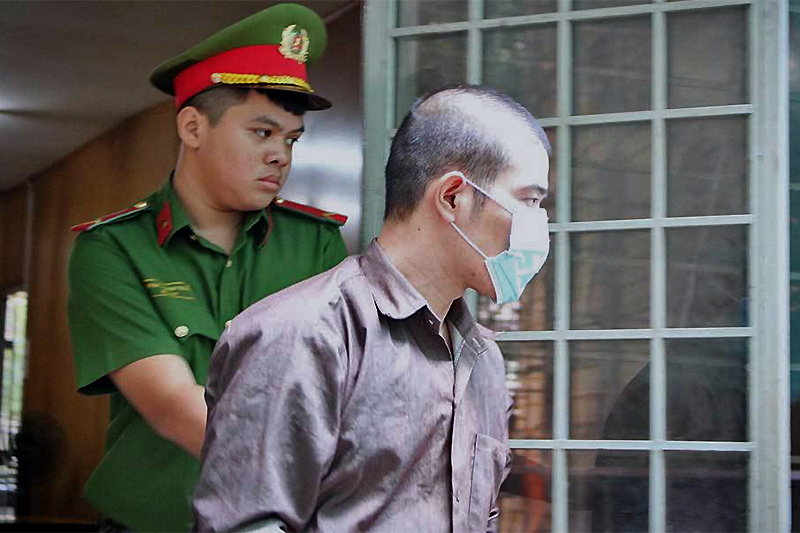 Dùng ảnh khỏa thân, clip 