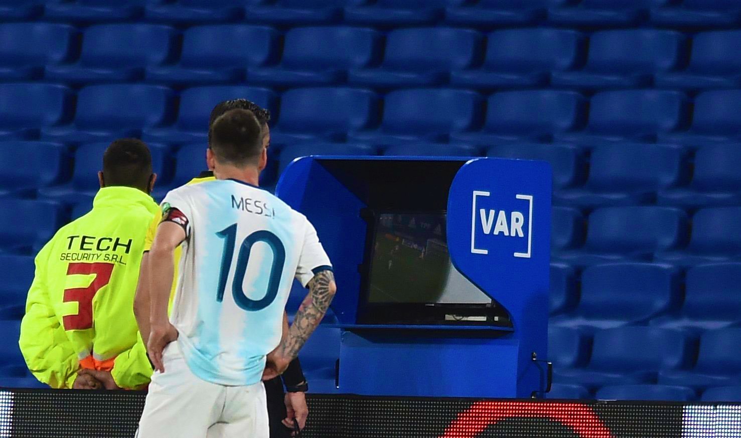 Argentina bị chia điểm: Sự bất công với Messi