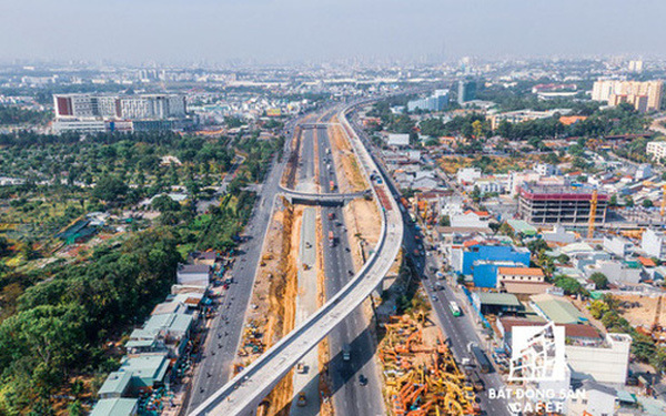 Cuộc đua Đông - Tây: Hai cực nóng của Sài Gòn