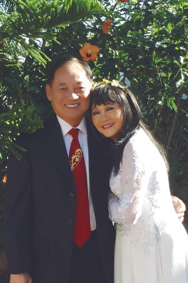 Tuổi 74, danh ca Hoàng Oanh vẫn trẻ đẹp, hạnh phúc bên chồng nhạc sĩ