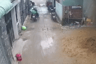 Giàn giáo công trình đổ sập, ba công nhân rơi xuống đất