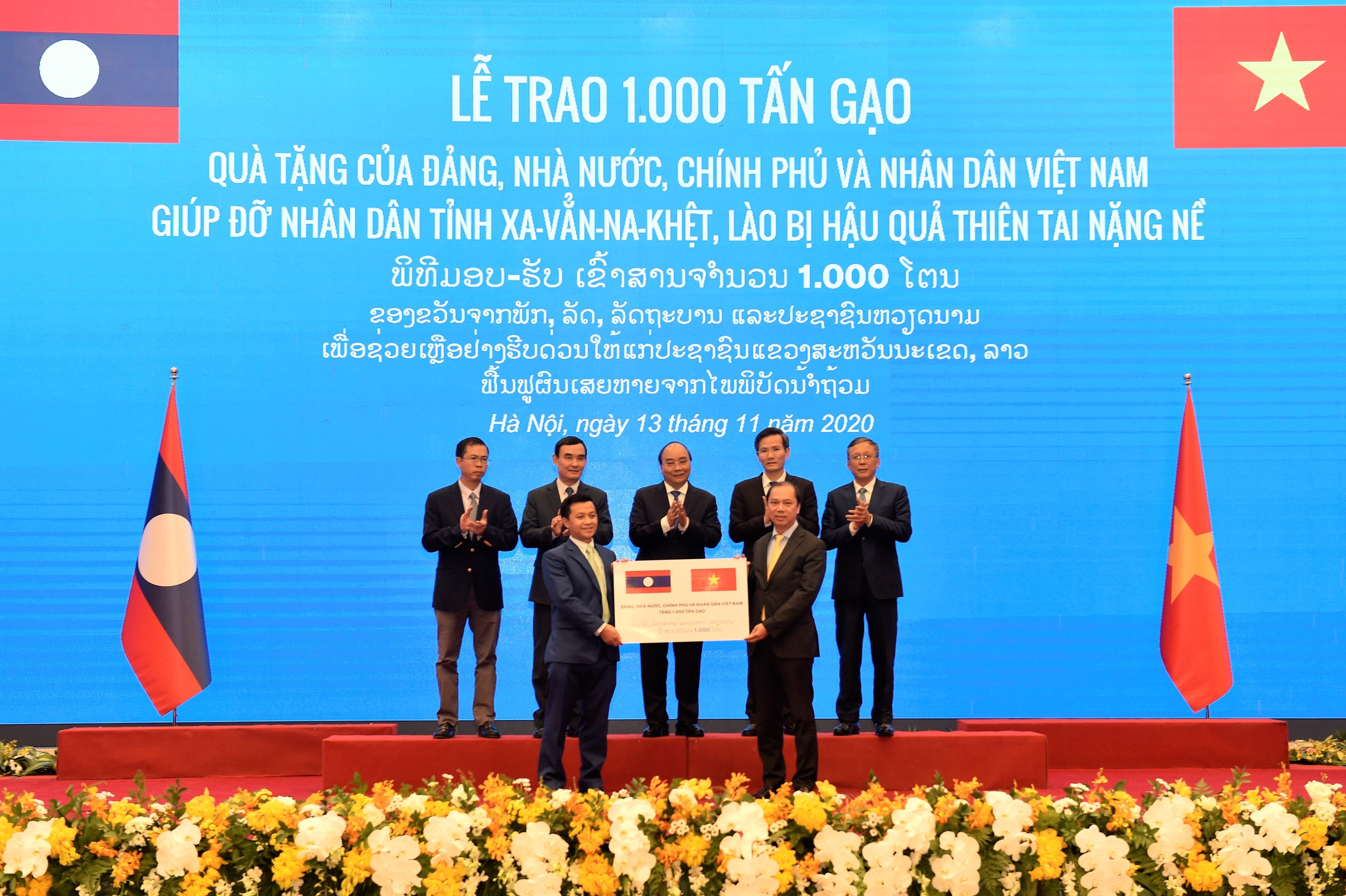 'Hạt gạo cắn đôi, cọng rau bẻ nửa', Việt Nam tặng Lào 1.000 tấn gạo