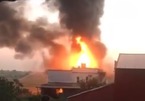 Cháy xưởng gỗ giữa khu dân cư, khói lửa bốc cao ngút trời