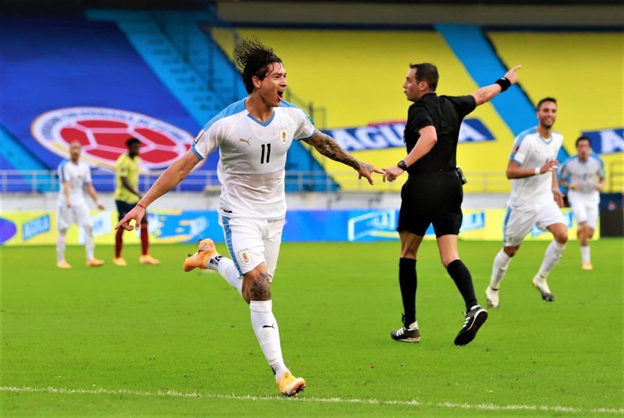 Cavani và Suarez lập công Uruguay đè bẹp Colombia