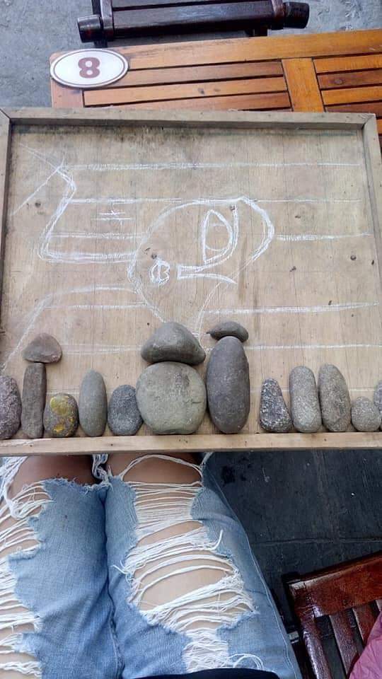 Bà mẹ làm tranh đẹp mê ly từ phế liệu bỏ đi