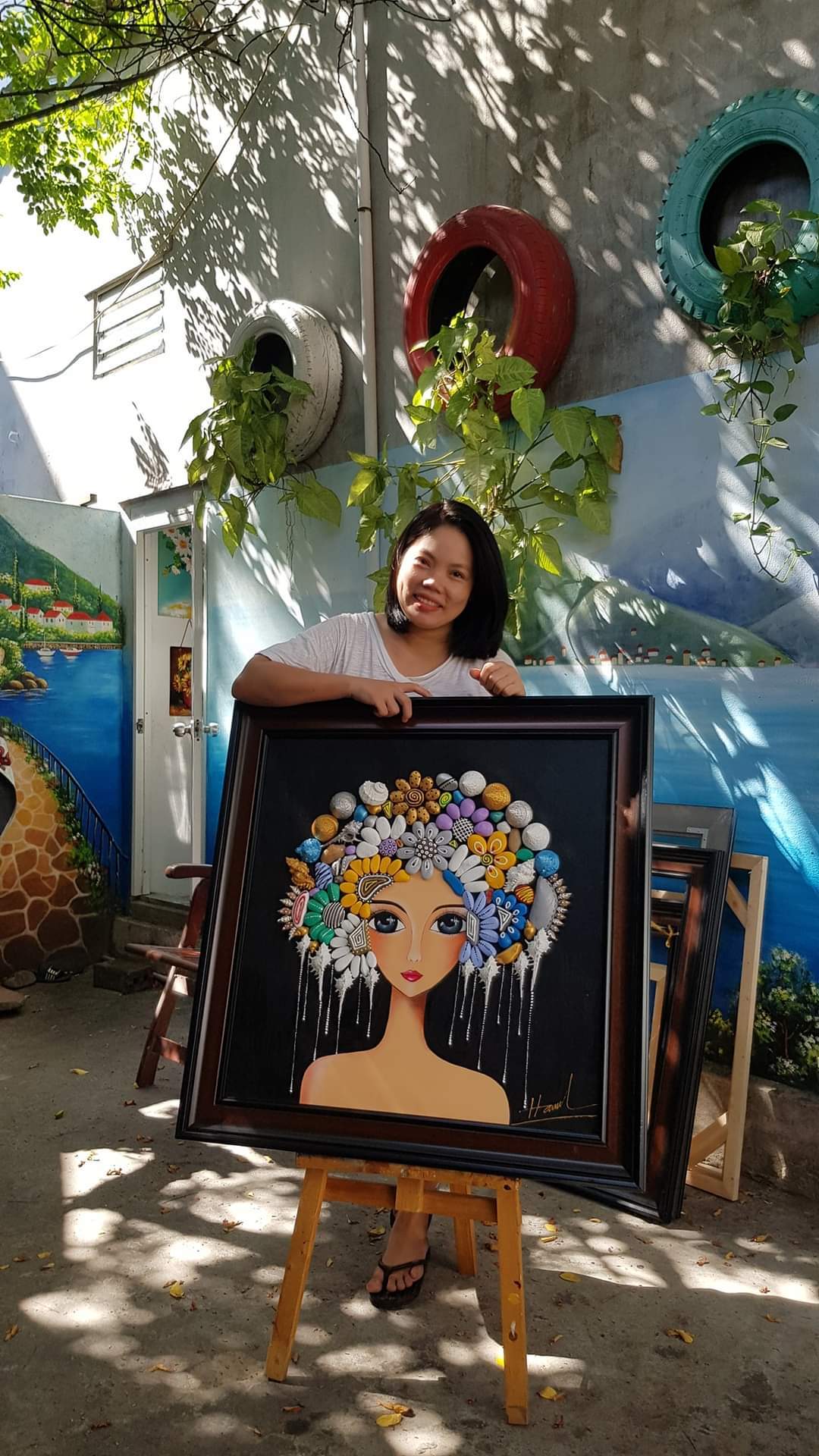 Bà mẹ làm tranh đẹp mê ly từ phế liệu bỏ đi