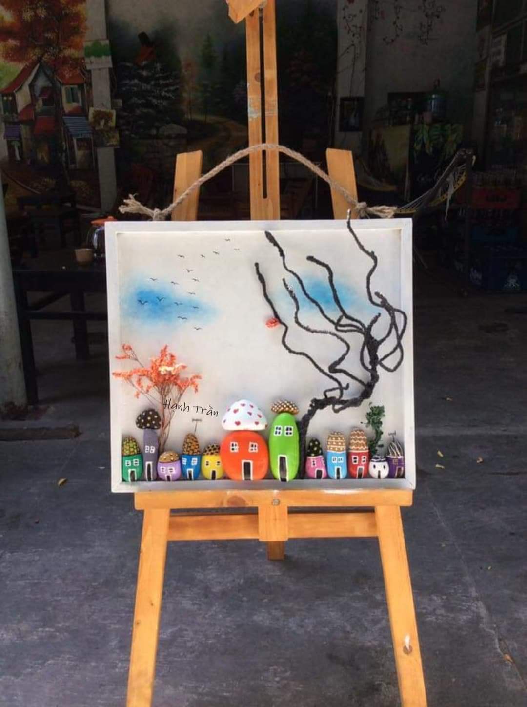 Bà mẹ làm tranh đẹp mê ly từ phế liệu bỏ đi