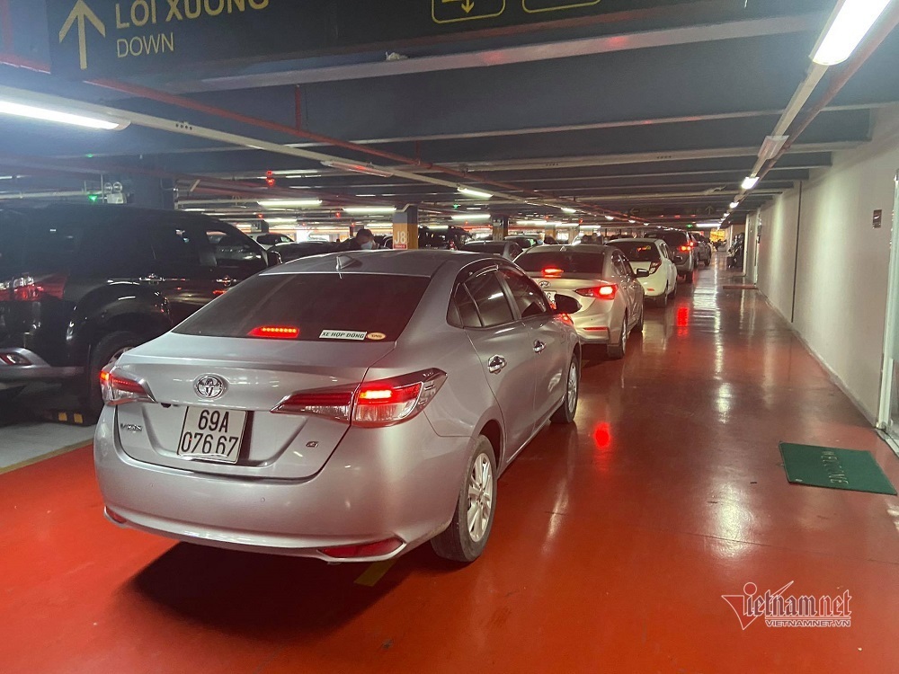 Xe công nghệ 'hết đường' đón khách trong sân bay Tân Sơn Nhất