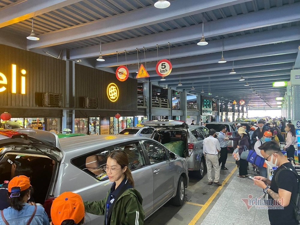 Sân bay Tân Sơn Nhất mở thêm làn cho một hãng xe công nghệ ở tầng 1