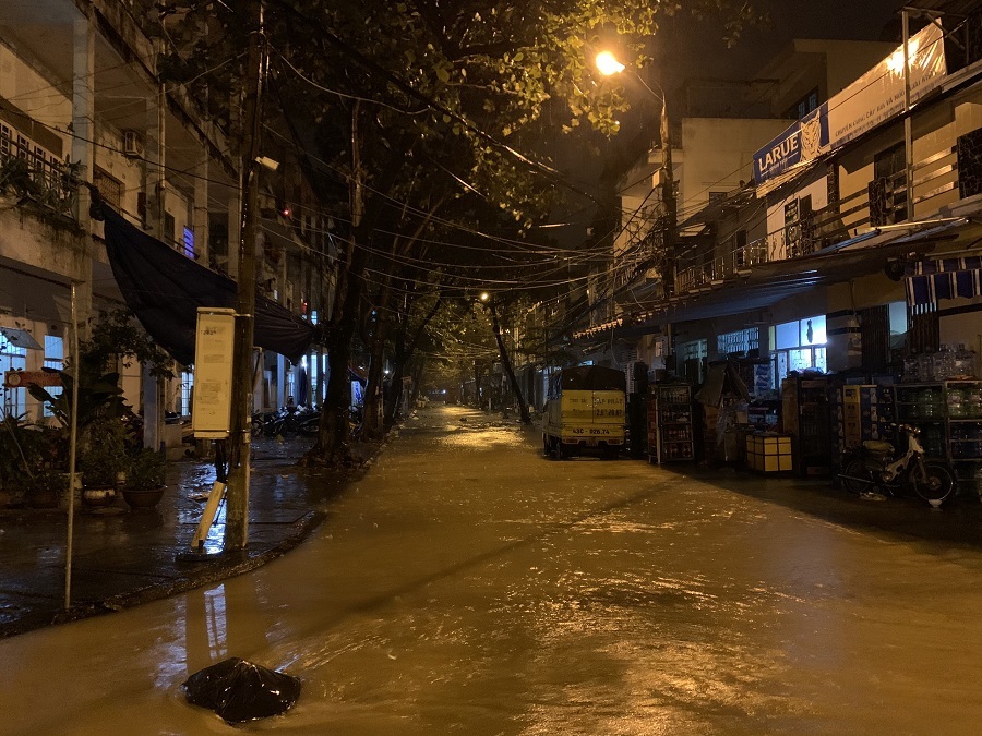 Bão số 13 áp sát kèm mưa lớn, nước sông Hàn dâng tràn lên đường