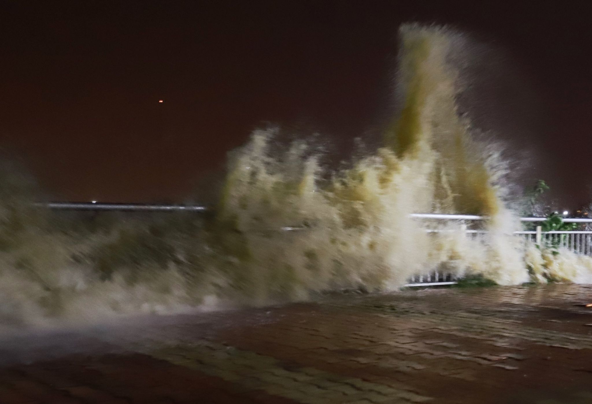 Bão số 13 áp sát kèm mưa lớn, nước sông Hàn dâng tràn lên đường