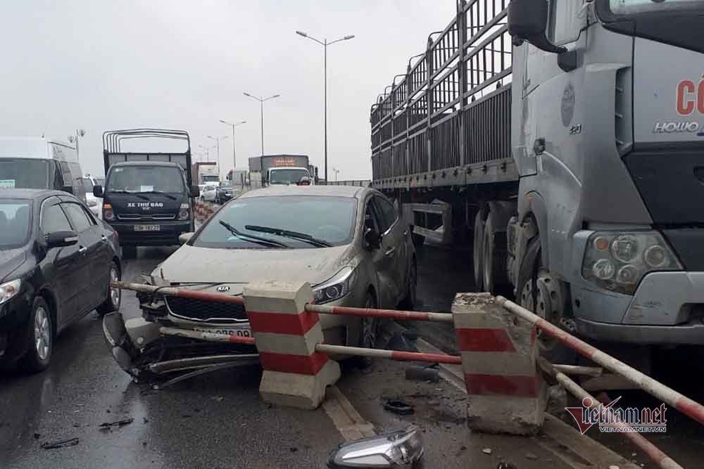 Xe container va chạm liên hoàn, cầu Thanh Trì ùn tắc nhiều km
