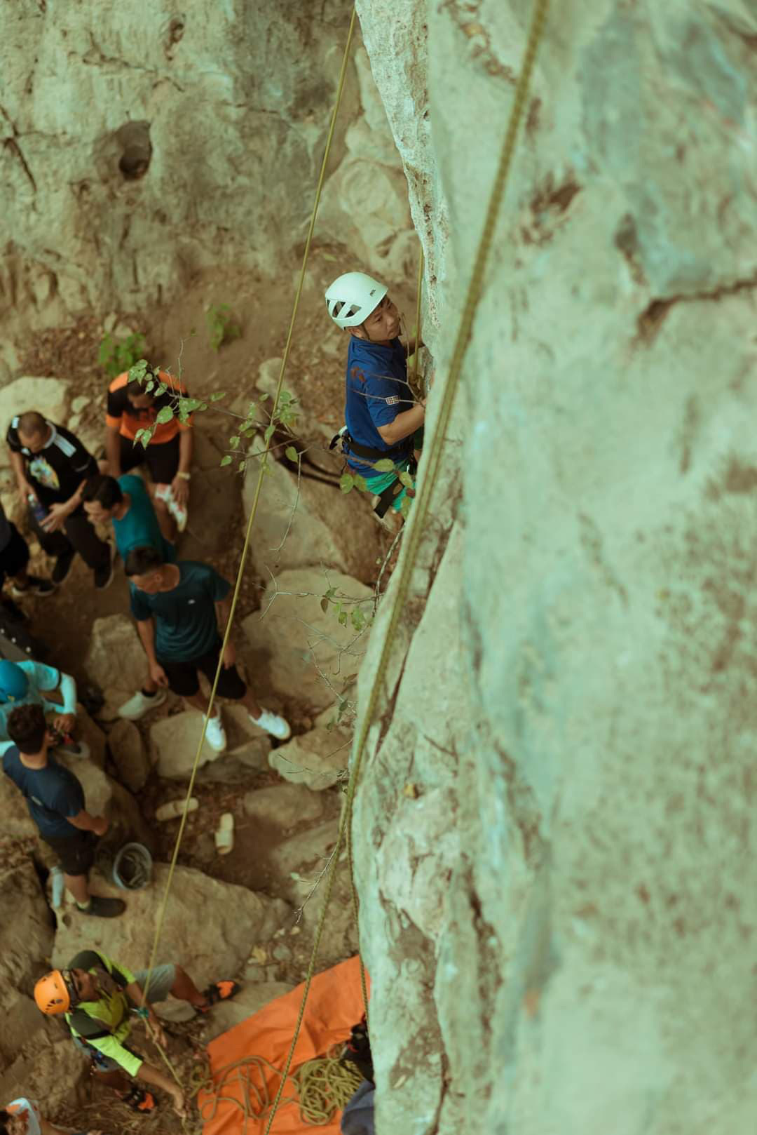 Foreigners keen on conquering Lang Son mountains