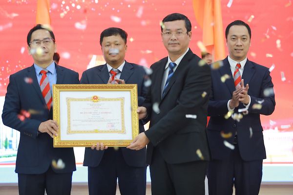 Trường ĐH Công nghệ TP.HCM nhận Huân chương Lao động hạng Nhất