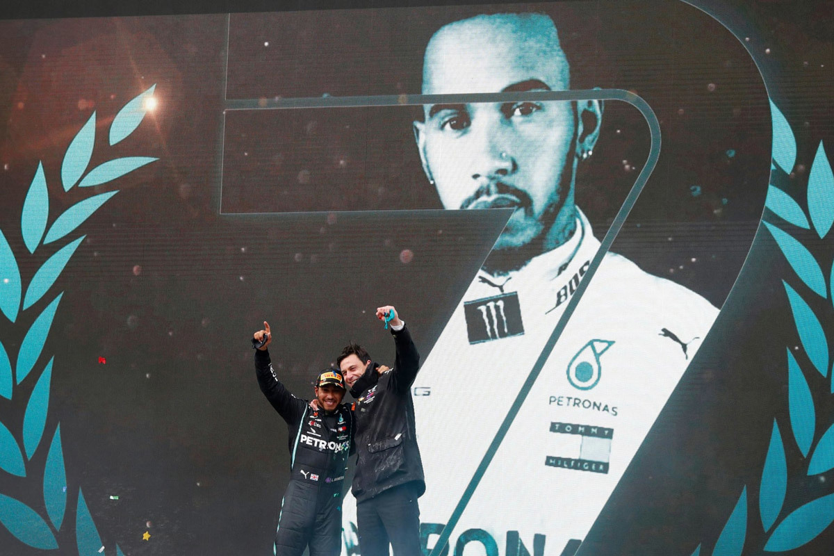 Hamilton sánh ngang Schumacher, lần thứ 7 vô địch F1