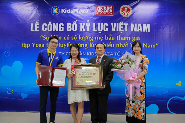 2.000 mẹ bầu tập Yoga trực tuyến xác lập kỷ lục Việt Nam