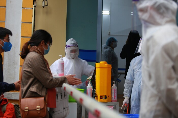 ‘Bảo vệ blouse trắng’ trên tuyến đầu chống Covid-19