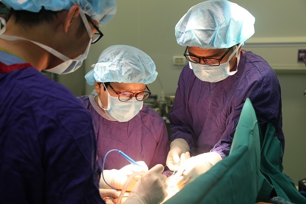 Người phụ nữ viêm loét vùng ngực sau khi cắt bỏ tuyến vú ung thư
