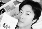 Vợ Kwon Sang Woo trấn an fan sức khỏe của chồng sau khi nối gân chân
