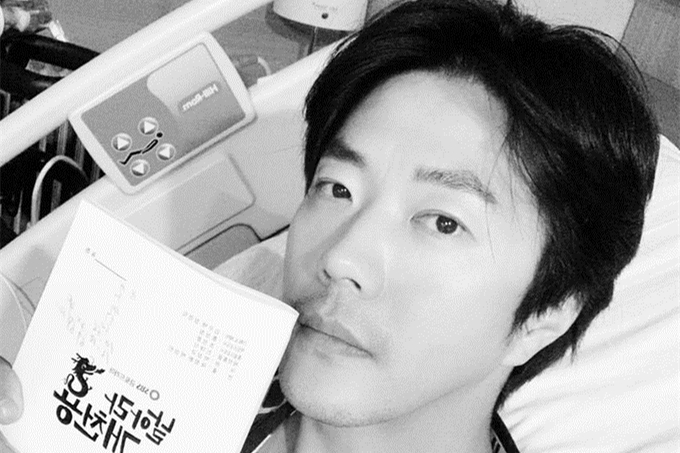 Vợ Kwon Sang Woo trấn an fan sức khỏe của chồng sau khi nối gân chân