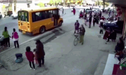 Giáo viên lái ô tô mất kiểm soát, tông thẳng vào học sinh