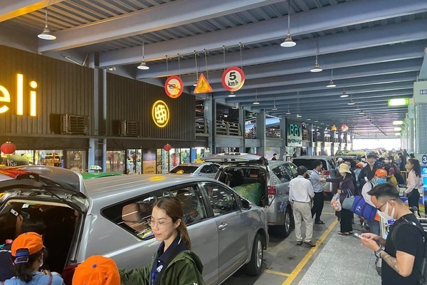 Lý do Grab bị ‘gạt’ lên tầng cao đón khách sân bay Tân Sơn Nhất