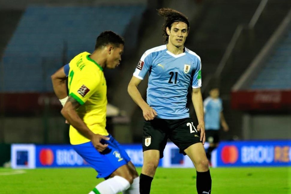 Cavani ăn thẻ đỏ, Uruguay phơi áo trước Brazil
