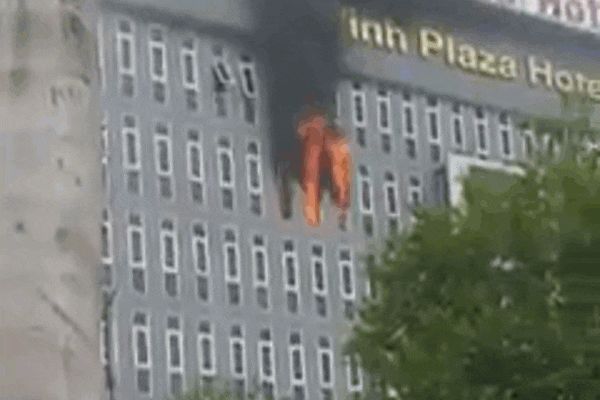 Cháy lớn ở khách sạn Vinh Plaza ở Nghệ An
