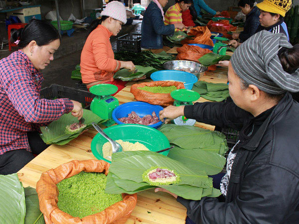 Dao Do ethnic group’s banh chung gu become popular in Hanoi