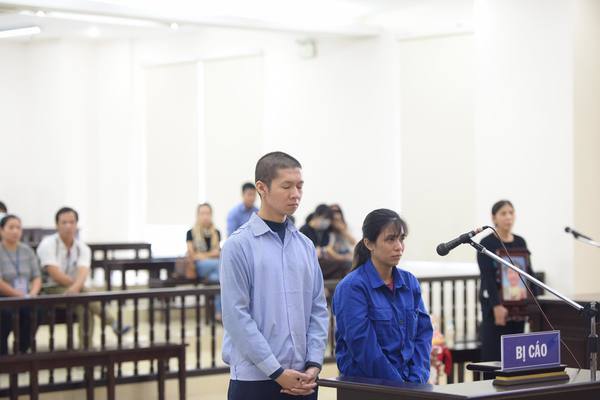 Mẹ và cha dượng hành hạ con đến chết và phiên tòa đẫm nước mắt