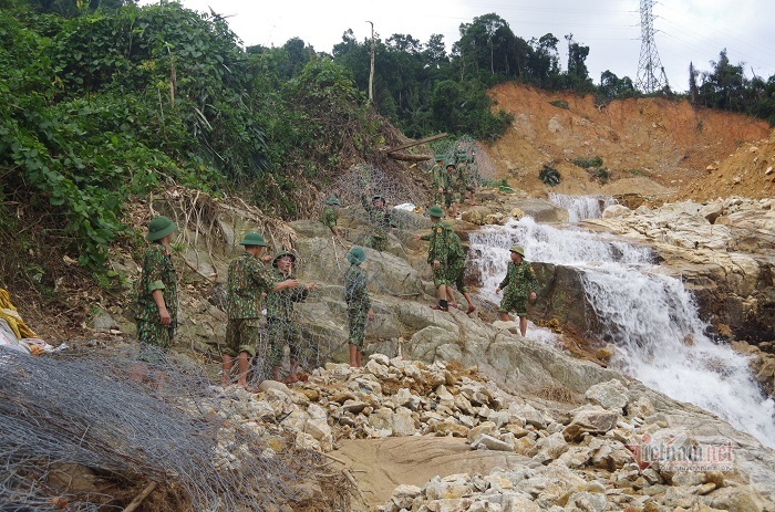 Ngăn đập, nắn dòng chảy tìm kiếm 12 công nhân mất tích ở Rào Trăng 3