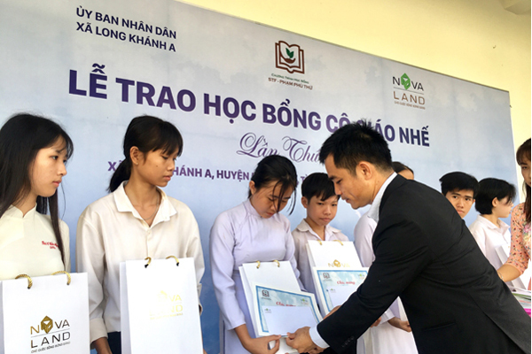 Học bổng cô giáo Nhế nâng bước đến trường cho trẻ nghèo Đồng Tháp