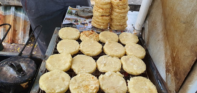 Món bánh nhà nghèo 'lên đời' thành đặc sản hút khách Hà thành, ngày bán 500 chiếc