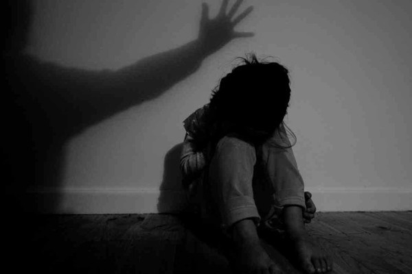 Bé gái 12 tuổi ở Hà Nội bị 3 thanh niên hiếp dâm