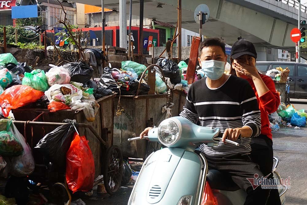 Urban sanitation company owes salaries, Hanoi streets full of garbage
