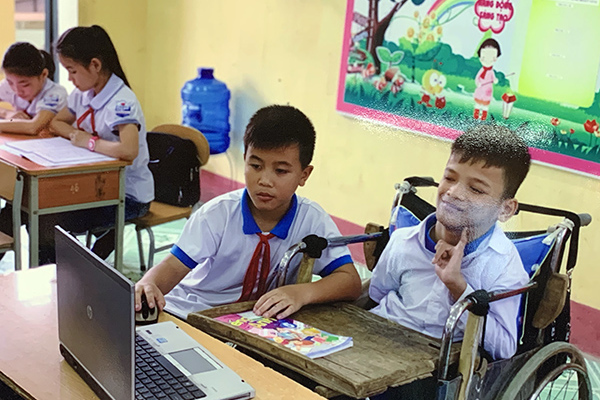 'Đôi bạn cùng tiến' đạt giải nhất cuộc thi ảnh 'Việc tốt vì trẻ em'