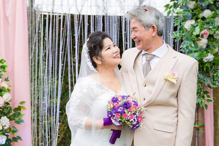 37 năm viên mãn của NSND Thanh Hoa với chồng kém 6 tuổi