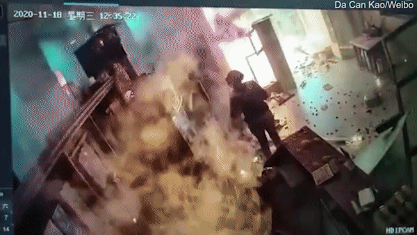 Nhân viên nhà hàng bốc cháy như ngọn đuốc sau tiếng nổ dữ dội