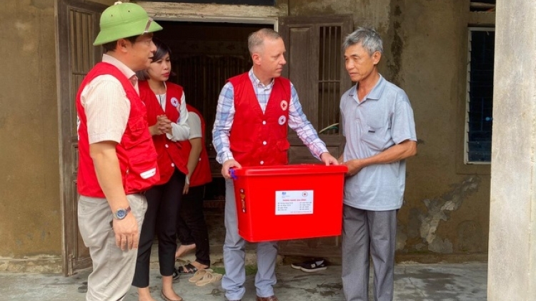 British Ambassador presents gifts to flood victims in Quang Binh