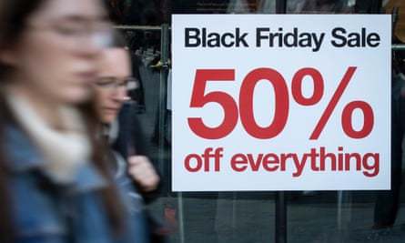 Cấm xếp hàng, chen nhau mua đồ: Một mùa Black Friday khác biệt