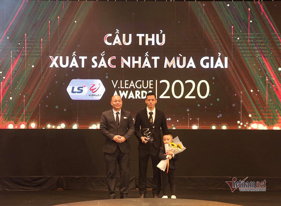 Văn Quyết đoạt Cầu thủ xuất sắc nhất V-League 2020