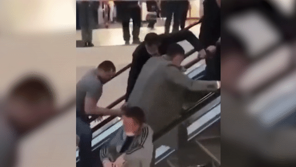 Hành động hàng chục người cố giải cứu bé gái kẹt thang cuốn gây tranh cãi