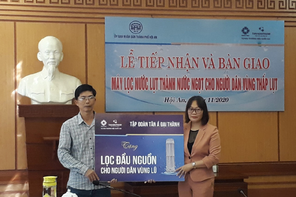 Tân Á Đại Thành tặng máy lọc nước cho người dân vùng lũ