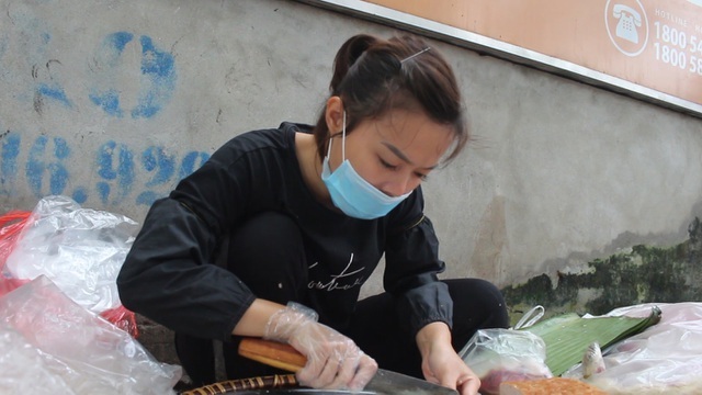 Kỹ nghệ gói xôi nhanh như 'chớp' giúp bà chủ Hà Nội bán cả tạ gạo mỗi ngày