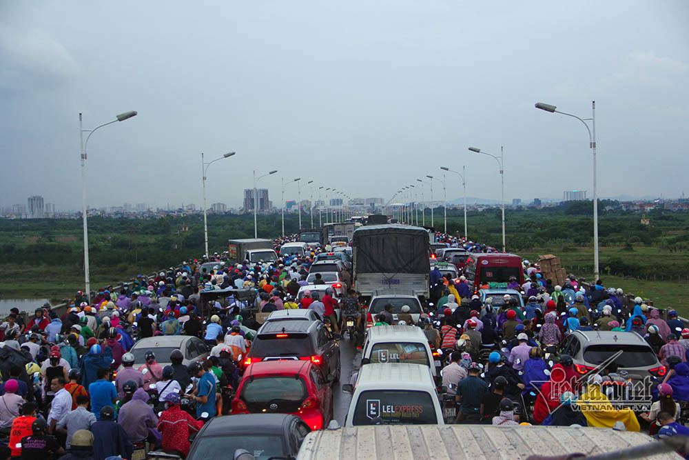 Lý do cầu Thanh Trì, Vĩnh Tuy thường xuyên tắc không lối thoát